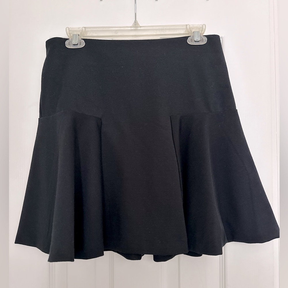 Elle, pleated black skirt. EUC